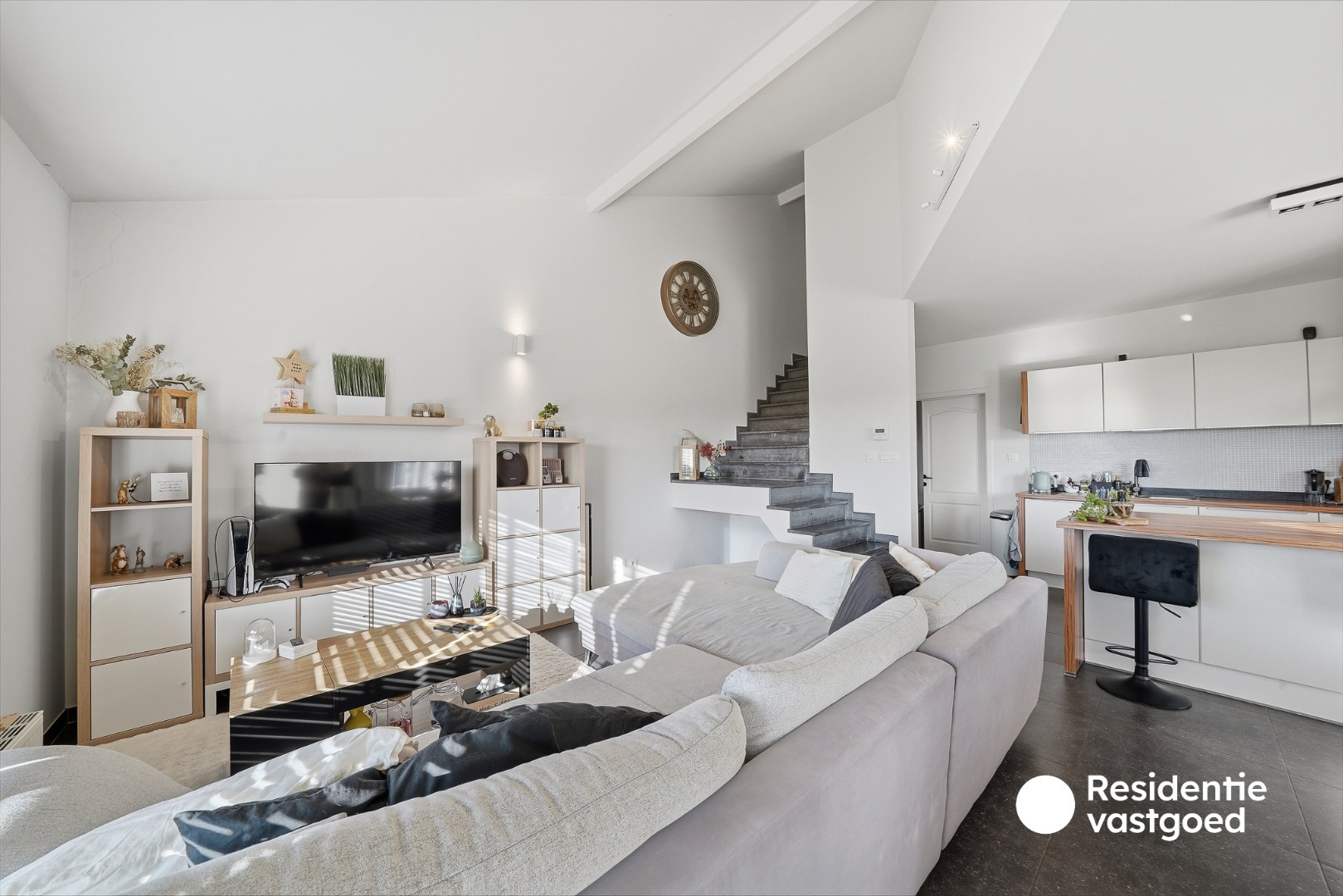 Instapklare woning met dubbele garage, 3 kamers en zongerichte buitenruimtes - foto 4
