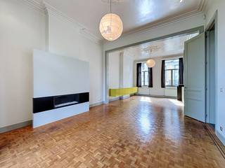 <p><strong>Stijlvol appartement</strong> met zonneterras in kleine, historische, residentie. Het volledige gebouw werd recent grondig gerestaureerd (2008) met behoud van talloze originele elementen. <br />Dankzij de centrale ligging van dit appartement is alles bereikbaar per fiets of te voet. Tevens liggen de zuidelijke verbindingswegen in de nabije omgeving.<br /><br /><strong>Indeling: </strong>Inkomhal met aparte wc; ruime woonkamer op originele blokjesparket en optimale gezelligheid gegarandeerd door de centraal gepositioneerde gashaard; aansluitend ruim zonneterras, zonder inkijk! Half-open keuken met eettoog; wasplaats/berging. Verder 2 slaapkamers op parket, waarvan de master met ingebouwde dressing en een badkamer met dubbele wastafel, ligbad en inloopdouche.<br />Ondergrondse kelder. Gemeenschappelijke fietsenberging.<br /><br /><strong>Bijzonderheden:</strong></p>
<ul>
<li>Alarmsysteem.</li>
<li>Alg. kosten € 100,-/mnd. Individueel verbruik van water, gas en elektra.</li>
<li>Gordijnen en verlichting reeds aanwezig in het appartement.</li>
<li>Plafondhoogte 3,75m!!</li>
<li>Per direct beschikbaar.</li>
</ul>