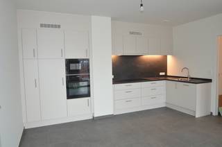 LOKEREN: bijzonder rustig gelegen nieuwbouwappartement in het groen, met uitzicht op een groot, open park - op wandelafstand van de Markt in een verkeersvrije omgeving: net opgeleverd energiezuinig appartement met 2 slaapkamers in een kleine residentie met slechts 11 appartementen (voornamelijk bewoond door de eigenaars zelf) - met lift - veel lichtinval door grote raampartijen - uitgerust met vloerverwarming via warmtepomp, zonnepanelen, ventilatiesysteem en kwalitatieve keuken, badkamer en vloeren - zonnig georiënteerd terras met parkzicht - ondergrondse autostaanplaats.