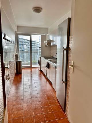 Hou jij van licht, ruimte, goeie bereikbaarheid & een vintagetouch? Dit hoekappartement op de 10° V met waanzinnig uitzicht, heeft vele features: meer dan 120 m² bewoonbare oppervlakte, bright & airy feeling, 3 slaapkamers, bad- & douchekamer met vintagetouch, praktische, eenvoudige keuken, lichtrijke woonkamer op parket. Genieten van de zon, schaduw en een fantastisch uitzicht, kan de ganse dag door op 1 van de 3 terrassen. <br />Opbergruimte? Check! Zowel in het appartement als in de kelderberging. Ook is er een ondergrondse garagebox met automatische poort inbegrepen in de prijs. Liever met de fiets? In de gemeenschappelijke fietsenberging, kan je deze veilig stallen. <br />En het gebouw op zich? Zeer verzorgd en goed onderhouden, voldoet aan alle huidige normen. Gemeenschappelijke provisie? 250 euro/m (incl. verwarming en water) - EPC 118kWh/m² - UC 0002760614<br />Beschikbaar per 1 september 2026 - Interesse om dit uitzicht zelf te ervaren? Schrijf je in via winny.cuypers@consensus.be<br />Want sommige appartementen huur je niet alleen voor de ruimte...maar voor het gevoel dat je krijgt wanneer je elke dag opnieuw naar buiten kijkt.
