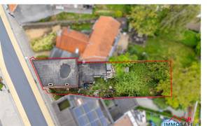 <p><span>ZELE</span></p><p><span>Centraal gelegen renovatiepand tegenover het sportpark boordevol potentieel!</span></p><p><span>Ben jij op zoek naar een woning met karakter, ruimte én een locatie waar alles samenkomt? Dit renovatiepand ligt pal tegenover het sportpark en op slechts </span><span>650 meter van de markt</span><span>. Centraal wonen, met toch wat ademruimte errond?</span></p><p><span>Maak een afspraak via Dries@immosafe.be</span></p><p><span>Deze </span><span>halfopen bebouwing</span><span> baadt in het licht en beschikt over een </span><span>grote tuin</span><span>. Met een </span><span>totale oppervlakte van ca. 230 m²</span><span> is er plaats genoeg om jouw woonplannen groot of klein waar te maken.</span></p><p><span> </span></p><ul><li><span>Halfopen bebouwing met veel lichtinval</span></li><li><span>Ruime tuin voor zon, spel of een toekomstige BBQ-marathon</span></li><li><span>Totale oppervlakte: ca. 230 m²</span></li><li><span>Toegang langs de rechterzijde van de woning: ideaal voor fietsen, tuinmateriaal of een creatieve uitbreiding</span></li><li><span>Te renoveren: perfect voor handige Harrys, Pinterest-dromers of investeerders met visie</span></li><li><span>Onmiddellijk beschikbaar: geen wachttijd, geen excuses </span></li></ul><p><span> </span></p><p><span>Waarom dit pand?</span><span><br />Omdat locatie écht alles is. Je woont hier op wandelafstand van winkels, scholen, openbaar vervoer én ontspanning. Combineer dat met het ruime volume en je krijgt een zeldzame kans om een droomwoning of slimme investering te realiseren.</span></p><p><span>Klaar om dit project nieuw leven in te blazen?<br />Wie weet staat jouw volgende hoofdstuk hier al te wachten.</span></p>