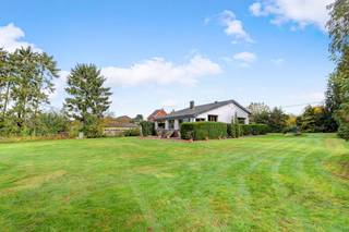 [[ DIT PAND NEEMT DEEL AAN DE ERA OPEN HUIZEN DAG OP 14/3 VAN 16:00 TOT 17:00 ]]
<p><strong>Landelijk gelegen te renoveren bungalow op een royaal perceel van 28a 60ca in woongebied. </strong></p><p>Bekijk de woning hier alvast volledig virtueel zowel binnen als buiten.</p><p><u>Indeling</u>:</p><p><u>Gelijkvloers</u>: Inkomhal welke toegang geeft tot de woonkamer met aansluitend de keuken met eethoek. Via de achtersas met kleine bergruimte komt in de veranda welke een prachtig overzicht geeft over de tuin. Aan de rechtse kant van de woning kan u via de nachthal naar de 2 slaapkamers en de badkamer met apart toilet.</p><p>Afzonderlijke garage.</p><p><u>Extra troeven</u>:</p><ul><li>Rustige straat.</li><li>Vlakbij centrum Schoonderbuken en op 3,5km van het centrum van Scherpenheuvel met al zijn voorzieningen. Winkels, scholen, ontspanning,...</li><li>Nabij oprit E314.</li><li>Gelijkvloers wonen.</li><li>Mooie breed en diep terrein.</li><li>Beide percelen zijn gelegen binnen het woongebied.</li></ul><p><strong>Bel voor een vrijblijvend bezoek 016/ 64.03.21 of kijk ook op </strong><strong>www.era.be/janssens</strong><strong>!</strong></p>