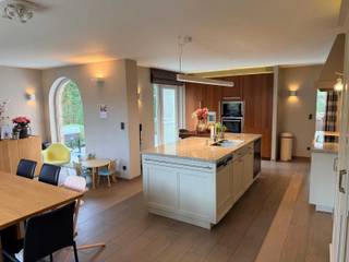 Deze vrijstaande villa is gelegen in een uiterst rustige en groene residentiële buurt op degrens van Bonheiden en Keerbergen. De woning werd...