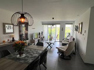 <p><span>Appartement op de 1e verdieping met inkomhal; afzonderlijke WC; ruime living met open keuken ingericht met dubbele afwasbak, vitrokeramische kookplaat, dampkap, oven, koelkast, vaatwas en kasten; berging; 2 slaapkamers; badkamer met dubbele lavabo en ligbad;</span></p><p><span>Terras met mooi zicht op de Stadstuin;  </span></p><p><span>Ondergrondse autostaanplaats P1 met afzonderlijke berging B1;</span></p><p><span>Nutsvoorzieningen: water, elektriciteit (dubbel tarief), centrale verwarming op gas, super isolerend glas, lift</span></p><p><span> </span></p><p><span> </span></p>