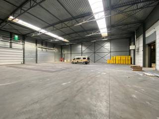 KMO-units te koop op een gerenoveerde site in Hasselt. Elke unit beschikt over een sectionaal poort en heeft een vrije hoogte van ca. 7m. Zeer goede ligging, vlakbij het centrum en de Ring van Hasselt.<br /><br /><span>Magazijnen Units 27-32 : 17.711 m²<br /></span><br />Kenmerken magazijnen:<br /><br />- staalstructuur<br />- vrije hoogte 7m<br />- dak EPDM ( vernieuwd 2023)<br />- gevel vlakbeton en sandwichpanelen<br />- binnenwanden : vlakbeton en ytongstenen<br />- lichtstraat over gans magazijn (verneiuwd 2023)<br />- LED-lampen<br />- polybetonvloer<br />- electriciteit, standaard, aparte meters<br />- watertoevoer (regenwater) met aparte meter<br />- 1 sectionaal poort<br /><br /><span>Allerhande auto-activiteiten zijn niet toegestaan op de site.</span>