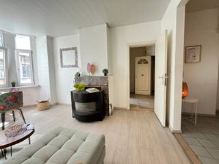 Surf naar www.abricasa.be en plan jouw verkoopafspraak in samen met onze digitale assistente Alice! Laat je vooral niet afschrikken door het epc attest. Zoek alvast welke premies u nog kan bekomen. Wandel binnen in dit gezellig te maken appartement met een aangename en praktische indeling: compacte woonkamer, open keuken, berging - aansluiting voor wasmachine. De badkamer is rechtstreeks toegankelijk vanuit de hoofd slaapkamer. Vooraan treffen we de tweede kamer, ideaal als bureau voor thuiswerk, of als extra slaapkamer, gasten toilet en vestiaire kast. Extra bering in de kelderverdieping. Dubbel beglazing en verwarming met gaskachel. Wil je jouw eigendom verkopen of zoek je een vastgoedmakelaar voor verhuur of beheer?Leer ons kennen!Abricasa – Vastgoed voor generaties: Jouw vastgoedpartner