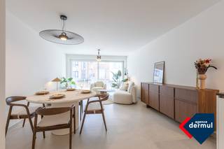 Nabij het hart van Oostende verwelkomen we je in de nieuwbouwresidentie Largo. Dit appartement met 2 slaapkamers is gelegen op de eerste verdieping. Het gebouw is ontworpen met oog voor detail en heeft een tijdloze architectuur. De zon komt door de grote ramen aan de voor- en de achterzijde binnen, waardoor dit appartement baadt in het licht. Het appartement is gelegen vlakbij zee, de haven, de winkels, restaurants, musea en alles wat Oostende te bieden heeft. Het is een slimme investering, of je hier nu zelf komt wonen, een tweede verblijf zoekt of op zoek bent naar een investeringspand. Er zijn ook 2 fietshaken en een kelder voorzien. Verkoop onder BTW stelsel!