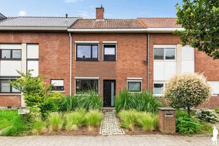 <p><strong>Instapklare gezinswoning met 3 slaapkamers en gezellige tuin<br /></strong>Deze verzorgde gezinswoning is rustig gelegen in een aangename woonwijk te Wilrijk en combineert ruimte, comfort en een uitstekende ligging. Met drie volwaardige slaapkamers, een polyvalente zolderruimte en een onderhoudsvriendelijke tuin biedt deze woning een aangename combinatie van wooncomfort, functionaliteit en tal van mogelijkheden.</p>
<p><strong>Belangrijke kenmerken</strong><br />- Bewoonbare oppervlakte: 127 m²<br />- 3 slaapkamers<br />- Extra zolderruimte<br />- Ruime, lichtrijke leefruimte<br />- Onderhoudsvriendelijke ZW tuin met tuinberging<br />- Condensatieketel op gas<br />- EK = conform<br />- EPC-label C (273 kWh/m²) ==> De ramen werden vernieuwd na de opmaak van het EPC<br />- Verschillende parken en recent vernieuwde speeltuinen op wandelafstand (o.a. Park van Eden en Wanninkhovepark)<br /><br /><strong>Indeling<br /></strong>Via de inkomhal bereikt u, langs het gastentoilet en de praktische was-/bergruimte, de ruime en lichtrijke leefruimte met aansluitend de volledig uitgeruste keuken. Op de eerste verdieping bevinden zich drie ruime slaapkamers en een badkamer met douche, toilet en lavabo. De zolderverdieping schept de mogelijkheid tot het creëren van een extra polyvalente ruimte die perfect kan dienen als bureau, hobbyruimte, berging of extra slaapkamer. De onderhoudsvriendelijke tuin beschikt bovendien over een ruime tuinberging.</p>
<p><strong>Ligging<br /></strong>De woning geniet van een gunstige ligging te Wilrijk, nabij winkels, scholen, openbaar vervoer en belangrijke invalswegen richting Antwerpen en Brussel.</p>
<p>Kortom: Een ideale woning voor wie op zoek is naar een instapklare thuis op een centrale locatie.<br /><br />Stedenbouwkundige info in aanvraag.</p>