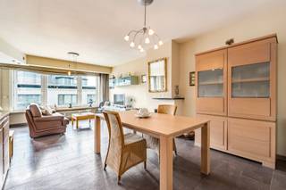 [[ DIT PAND NEEMT DEEL AAN DE ERA OPEN HUIZEN DAG OP 19/9 VAN 16:00 TOT 17:00 ]]
<p>Appartement in het hartje van Oostende, op een boogscheut van de dijk, het strand en de winkelstraat.</p>

<p> </p>

<p>Dit appartement combineert een centrale ligging met een vlotte bereikbaarheid en alle dagelijkse voorzieningen binnen handbereik. Gelegen in het centrum van Oostende geniet u hier van de nabijheid van de zee, de zeedijk, winkels, openbaar vervoer, het station en groene zones. De lichtrijke living en het praktische terras zorgen voor een aangename woonbeleving in de stad. Dankzij de twee slaapkamers is dit appartement geschikt als vaste woonst, tweede verblijf of investering aan de kust. Een interessante opportuniteit voor wie comfortabel wil wonen nabij strand en stadsleven.</p>

<p> </p>

<p>Belangrijkste ruimtes:<br />• Living met aangename lichtinval<br />• Keuken met praktische indeling<br />• Badkamer met aansluiting voor wasmachine en droogkast<br />• 2 slaapkamers<br />• Berging voor extra opslagruimte<br />• Terras<br />• Privatieve ruime kelder</p>

<p> </p>

<p>Troeven:<br />• Gelegen in het hartje van Oostende<br />• Op een boogscheut van de dijk en het strand<br />• Nabij winkelstraat, station en openbaar vervoer</p>

<p> </p>

<p>Neem vandaag nog contact op met je ERA-makelaar voor een bezoek.</p>

<p> </p>

<p>JOUW DROOMAPPARTEMENT. ZO GEVONDEN!</p>