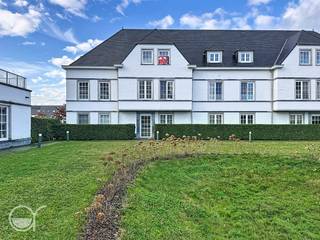 OPGELET: om dit pand te huren of bezichtigen vragen wij steeds eerst een virtueel bezoek te brengen aan het pand. Ga hiervoor naar www.rosseel.be en vul de referentie XL763 in in het veld ‘zoek’ bovenaan rechts. Kies dan ‘360°’. De website helpt je nu verder voor de volgende stappen. Dit energiezuinig appartement bevindt zich op de 2e verdieping van een recent gebouw dichtbij het station van De Pinte en op wandelafstand van verschillende winkels en scholen.<br />Via de hal met vestiaire en toilet komt u binnen in een ruime living met eetplaats en volledig uitgeruste open keuken. In de aanpalende berging is er plaats voor een wasmachine en droogkast. Er is ook een waterverzachter aanwezig. Het Westgericht terras van 13m2 kijkt uit op de gemeenschappelijke tuin waar ook een petanquebaan en een kleine speeltuin aanwezig is.<br />Er zijn 2 slaapkamers en in de badkamer is er zowel een bad als inloopdouche. Verder is er nog een ruime kelderberging en een grote garagebox. De gemeenschappelijke fietsenberging is ook zeer praktisch.