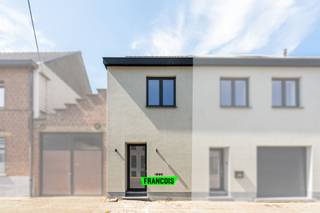 In het centrum van Scheldewindeke, stellen wij jullie deze volledig gerenoveerde (2025) woning voor. Deze woning geniet van de laatste...