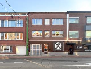 Dit appartement biedt een topverbinding naar verschillende uitvalswegen: Linkeroever, Antwerpen, Sint-Niklaas, Gent,... openbaar vervoer, verschillende winkels zijn tevens op een boogscheut bereikbaar.<br /><br />Het appartement bevindt zich op de eerste verdieping en heeft volgende indeling: inkomhal, apart toilet, vestiairekast, leefruimte met semi-open geïnstalleerde keuken met toestellen (vaatwasser, ijskast, combi-oven, kookvuur en dampkap,..), terras met berging, 1 ruime slaapkamer, badkamer met lavabomeubel en inloopdouche.<br />CV op aardgas.<br /><br />Vrij: Onmiddellijk