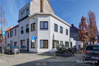 <p>Instapklare, vernieuwde woning met 2 slaapkamers, tuin en garage in Wilrijk</p><p>Op zoek naar een charmante en volledig gerenoveerde woning op een gunstige ligging? Deze instapklare woning in Wilrijk combineert modern comfort met een gezellige uitstraling.</p><p>Bij het betreden van de woning komt u in een aparte inkomhal, die toegang geeft tot de lichtrijke leefruimte. Aansluitend bevindt zich de open, volledig uitgeruste keuken. De recente renovatie zorgt voor een hedendaagse afwerking en optimaal wooncomfort.</p><p>Op de eerste verdieping bevinden zich twee volwaardige slaapkamers en een verzorgde badkamer.</p><p>Buiten geniet u van een aangenaam, onderhoudsvriendelijk tuintje — ideaal om tot rust te komen of gezellig te tafelen.</p><p>Extra troef is de privatieve garage, wat parkeren altijd eenvoudig maakt.</p><p>De woning beschikt over een EPC-label C, wat bijdraagt aan een energiezuinig en comfortabel woonklimaat.</p><p>Troeven:</p><p>Volledig gerenoveerd</p><p>2 slaapkamers</p><p>Aparte inkomhal</p><p>Gezellig tuintje</p><p>Garage inbegrepen</p><p>EPC C</p><p>Goede bereikbaarheid en nabij voorzieningen (mobiscore 8,9/10)</p><p><br />Interesse? Contacteer ons vandaag nog voor een bezoek.</p>