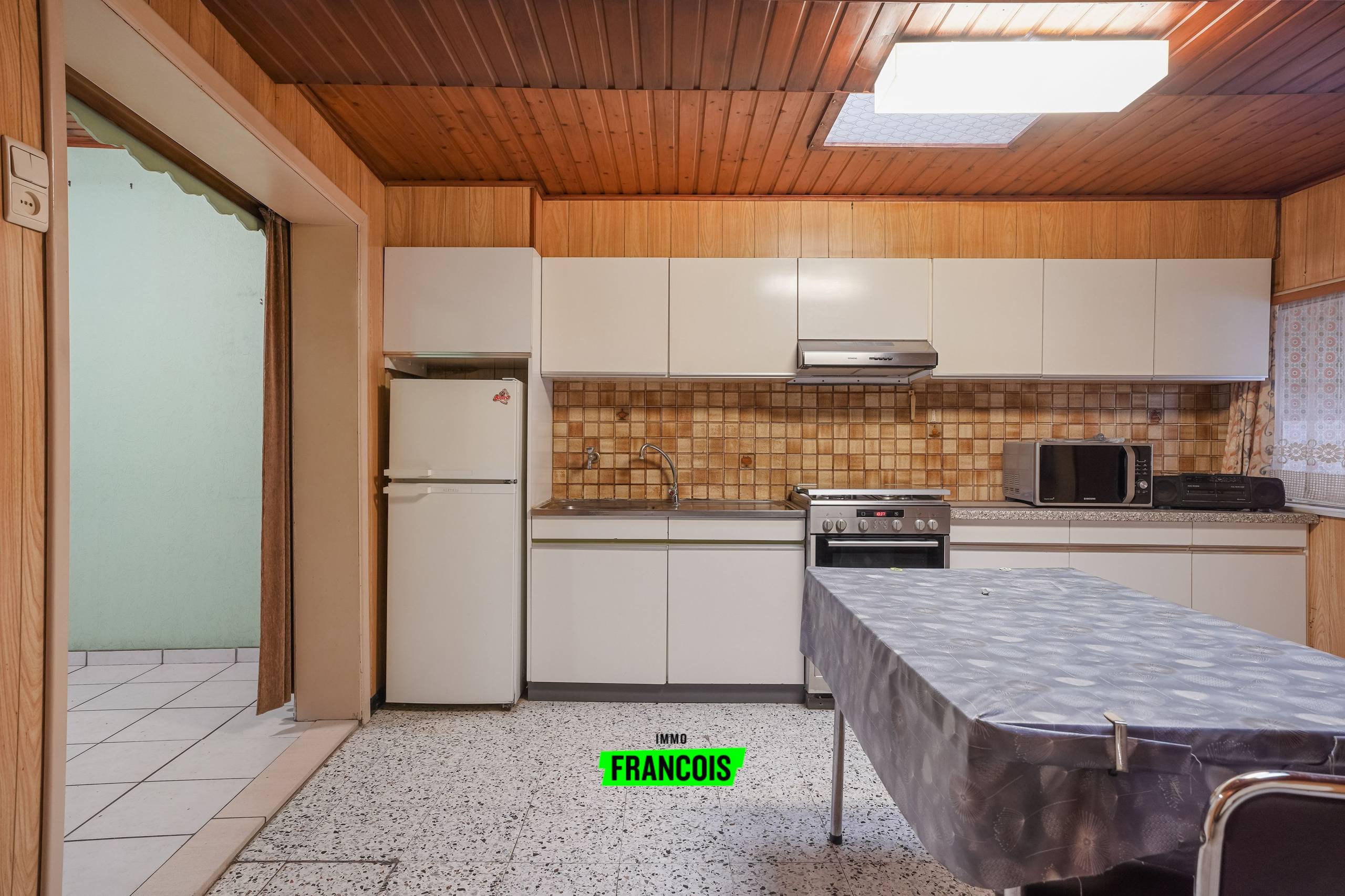 Halfopen woning met zij-uitweg en zuidgerichte tuin op topligging in Poperinge. - foto 4