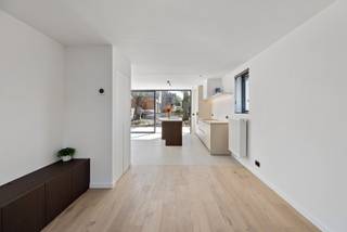 <strong>Stijlvol en energiezuinig wonen!</strong><br /><br />Deze prachtig gerenoveerde halfopen woning combineert een doordachte indeling met kwalitatieve afwerking en moderne technieken. Een ideale thuis voor wie comfort, licht en rust weet te waarderen. De oplevering en totale afwerking is voorzien midden mei 2026. <br /><br /><strong>Indeling</strong><br />U wordt verwelkomd in de inkomhal met vestiaire en gastentoilet. Via een elegante <strong>stalen deur</strong> betreedt u de lichtrijke leefruimte, waar gezelligheid en openheid centraal staan.<br />De woonkamer vloeit naadloos over in de eetruimte en de moderne open keuken met keukeneiland – de perfecte plek om te koken en samen te genieten. Keuken is voorzien van een dampkap, kookplaat, vaatwasser, oven en koelkast.<br /><br />Achter een dubbele geïntegreerde kastdeur bevindt zich een praktische berging, ideaal voor extra opslag dicht bij de keuken.<br />Op het gelijkvloers vindt u daarnaast een hall, wasplaats, een stijlvolle badkamer en een polyvalente ruimte die perfect kan dienen als slaapkamer of bureau.<br />Wonen op het gelijkvloers is hier dus perfect mogelijk. <br /><br />De badkamer straalt luxe uit en is uitgerust met een dubbel lavabomeubel, een ronde spiegel met sfeervolle ledverlichting, een ligbad en een ruime inloopdouche.<br /><br />Op de bovenverdieping ontdekt u via de nachthal twee volwaardige slaapkamers en een extra bergruimte met voorzieningen voor een tweede toilet.<br /><br /><strong>Afwerking &amp; technieken</strong><br />De woning werd volledig vernieuwd met oog voor detail en duurzaamheid. Warme parketvloeren worden harmonieus gecombineerd met moderne keramische tegels.<br />Aluminium ramen met hoogrendementsbeglazing zorgen voor een optimale lichtinval en energie-efficiëntie.<br /><br />Dankzij de aanwezige isolatie, zonnepanelen en hoogrendementsketel geniet u van een energiezuinige woning met een <strong>gunstig EPC score</strong>.<br /><br /><strong>Buitenleven</strong><br />Ook buiten is het heerlijk vertoeven. Het nieuw aangelegde terras en de <strong>zuidgerichte</strong>, volledig omheinde tuin vormen een oase van rust.<br />De aanwezige bomen zorgen voor natuurlijke schaduw tijdens warme zomerdagen.<br /><br />Via een zijpoortje bereikt u het terras, terwijl een dubbele poort toegang biedt voor het parkeren van uw wagen.<br />Bovendien is er reeds een vergunning voor het plaatsen van een carport of garage. (optioneel)<br /><br />Tuin wordt nog aangelegd.<br /><br /><strong>Extra troeven</strong>
<ul>
	<li>Conforme elektriciteit</li>
	<li><strong>Zonnepanelen en ventilatie</strong></li>
	<li>Centrale verwarming met hoogrendementsketel</li>
	<li>Regenwaterput van 7.500 liter</li>
	<li>De voordelen van een nieuwbouwwoning maar toch aankopen aan <strong>registratierechten!</strong></li>
	<li>De woning werd reeds <strong>geschilderd </strong>en werd voorzien van <strong>moderne, strakke verlichting!</strong></li>
</ul>
<br /><strong>Topligging</strong><br />Rustig gelegen in een aangename woonwijk aan de rand van het centrum van Roeselare, met een vlotte verbinding naar de ring en de E403 (Kortrijk – Brugge). Winkels, scholen en alle voorzieningen bevinden zich in de nabije omgeving.<br /><br /><strong>Interesse?</strong><br />Laat u verrassen door de charme en het comfort van deze woning. Contacteer ons voor een bezoek via 051/201.400 of info@dicasa.be