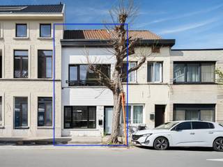 <strong>Ruime, instapklare woning met 3 slaapkamers en zuidwestgerichte buitenruimte, op wandelafstand van het bruisende stadscentrum en Dok Noord.</strong><br /><br />Deze woning beschikt over drie slaapkamers en een aangename buitenruimte van 26 m². Ze is gelegen in een residentiële wijk in het centrum van Gent, in de nabijheid van winkels, scholen en alle nodige voorzieningen.<br /><br />Achter de charmante, verzorgde voorgevel bevindt zich een lichtrijk geheel, dankzij de grote raampartijen en de hoge plafonds, zowel op het gelijkvloers als op de eerste verdieping.<br /><br />We betreden de woning via de inkomhal met dubbele deuren, die leidt naar de traphal met gastentoilet en verder naar de open leefruimte met eetplaats en zithoek.<br /><br />Aansluitend bevindt zich de open keuken, met een praktische en heldere indeling die naadloos doorloopt naar de achterliggende buitenruimte.<br /><br />Op de eerste verdieping bevinden zich twee slaapkamers, de badkamer met inloopdouche, wastafel en toilet, en een aparte wasberging.<br /><br />De tweede verdieping biedt een polyvalente ruimte die kan dienen als derde slaapkamer, bureau of hobbyruimte.<br /><br />Het instapklare comfort, dankzij een renovatie in 2017, resulteert in een verzorgd en coherent geheel met een gunstig EPC B-label.<br /><br /><strong>Een ideale woning voor wie op zoek is naar ruimte, licht en buitenruimte, gecombineerd met een centrale ligging en toekomstpotentieel binnen een opwaarderende buurt.</strong><br />