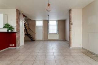 In het rustige centrum van Roeselare-Beveren bevindt zich deze gezellige tussenwoning met drie volwaardige slaapkamers. Dankzij de centrale ligging op wandelafstand van buurtwinkels en met een vlotte verbinding naar het centrum van Roeselare en de E403, vormt deze woning een ideale opportuniteit voor wie comfortabel en bereikbaar wil wonen. De woning beschikt bovendien over een gezellig terras, kelder en zolder, wat zorgt voor extra bergruimte en wooncomfort.<br /><br /><strong>Indeling van de woning:</strong><br />Bij het binnenkomen betreed je de gezellige woonkamer met een apart ruimte voor een eetplaats. Aansluitend bevindt zich de open keuken, uitgerust met alle nodige voorzieningen. Via een klein optrapje bereik je de badkamer met lavabomeubel en douche, evenals een apart toilet.<br /><br />Op de eerste verdieping bevinden zich drie ruime slaapkamers en een extra opbergruimte. Via een uitklapbare trap is er toegang tot de zolder, ideaal als bijkomende opslagruimte. Vanuit de leefruimte is er tevens toegang tot een droge kelder.<br /><br />Achteraan de woning geniet je van een gezellig terras met extra opslagruimte, perfect om in alle rust te ontspannen.<br /><br /><strong>Technische eigenschappen:</strong>
<ul>
	<li>EPC-label E – renovatieverplichting van toepassing.</li>
	<li>Verwarming op aardgas met centrale verwarmingsketel.</li>
	<li>Dakisolatie aanwezig.</li>
</ul>
<strong>Troeven:</strong>

<ul>
	<li>Zeer centrale en rustige ligging in Beveren (Roeselare).</li>
	<li>Bakker, slager en bushalte op wandelafstand.</li>
	<li>Vlotte verbinding naar centrum Roeselare en E403.</li>
	<li>3 volwaardige slaapkamers.</li>
	<li>Geen totaalrenovatie nodig – enkel opfrissingswerken.</li>
	<li>Ideaal als eerste woning of investeringspand voor verhuur.</li>
</ul>
Ben je op zoek naar een betaalbare woning met centrale ligging en veel potentieel? Dan is deze charmante tussenwoning in Roeselare-Beveren zeker een bezoek waard!<br /><br /><strong>Interesse? </strong>Neem contact op met ons kantoor voor meer informatie of plan een vrijblijvend bezoek aan de woning. Contacteer ons via 051/201.400 of info@dicasa.be. 