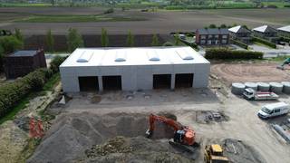 Nieuwbouw KMO-unit te koop met een oppervlakte van 360 m² en 3 privatieve parkeerplaatsen.<br />De lood maakt deel uit van <strong>“Apollo”</strong>, een gloednieuw KMO-project bestaande uit diverse multifunctionele units vanaf 175 m² tot 720 m² (samenvoegbaar), waaronder enkele met kantoorverdieping.<br />Deze ontwikkeling ligt op <strong>minder dan 2 km</strong> van het op- en afrittencomplex van de <strong>E17 te Waregem</strong> – een absolute <strong>toplocatie</strong> voor ondernemers die belang hechten aan bereikbaarheid in een bedrijvige regio.<br /><br />De casco magazijnruimtes (brandklasse C) zijn opgebouwd uit een duurzame staalstructuur met combinatie van geïsoleerde betonpanelen. Ze beschikken over een <strong>vrije hoogte van 6 meter</strong>, wat zorgt voor een optimaal gebruik van de ruimte. Elke unit is standaard uitgerust met een <strong>automatische sectionale poort</strong> (4 m B x 4,2 m H) met aparte toegangsdeur en grote glaspartij, een lichtstraat met geïntegreerde RWA-koepel en een slijtvaste <strong>polybetonvloer </strong>(1T/m²). Tevens beschikt elke unit over een individuele regenwaterput van 15.000L.<br /><br />Per unit zijn er<strong> privatieve parkeerplaatsen voorzien</strong> (niet inbegrepen in de verkoopprijs). De loodsen zijn ideaal voor uiteenlopende doeleinden zoals atelier, opslag en distributie.<br /><br />De middelenverbintenis met betrekking tot de oplevering van blok 4 is gepland voor het <strong>eerste kwartaal van 2027</strong>. Grijp nu je kans en investeer in een toekomstgerichte werkomgeving op een toplocatie!<br /><br /><span><span>Contacteer <strong>PANORAMA B2B</strong> voor bijkomende (technische) inlichtingen, plannen of een vrijblijvend <strong>plaatsbezoek 056 222 256.</strong></span></span>