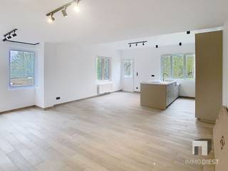 Volledig gerenoveerde woning met 4 slaapkamersRuime gezinswoning met 4 slaapkamers in Zichem en ligt zeer centraal nabij verschillende centra...