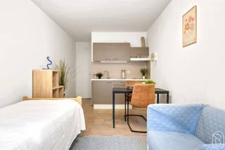 <p>Découvrez ce studio agréable et bien situé, composé d’un espace de vie convivial avec cuisine ouverte, d’une salle de bains et d’un WC. Compact, fonctionnel et immédiatement habitable.</p><p>Le studio fait partie d’un immeuble de rapport entièrement autorisé comprenant 28 unités, vendues séparément. Une opportunité intéressante tant pour un investisseur que pour un acquéreur à la recherche d’un logement abordable.</p><p>Certaines unités sont actuellement libres pour occupation personnelle, tandis que d’autres sont louées à 400 € par mois, offrant un rendement attractif.</p><p>L’immeuble ne dispose pas d’ascenseur ni de syndic, ce qui limite les charges communes. L’installation électrique est conforme, le chauffage est électrique et les châssis sont en double vitrage.</p><p>Une opportunité accessible sur un emplacement stratégique. Contactez-nous pour plus d’informations ou une visite.</p>