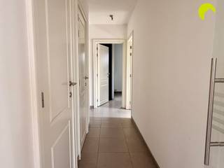 <p><span>Tweeslaapkamerappartement met terras op toplocatie in Boechout!</span></p><p><span> </span></p><p><span>Het appartement bevindt zich op wandelafstand van alle nodige faciliteiten zoals openbaar vervoer, winkels, ...</span></p><p><span> </span></p><p><span>Indeling:</span></p><p><span>Dit appartement, gelegen op de tweede verdieping, is toegankelijk via de trap. We betreden het appartement via de inkomhal. De inkomhal beschikt over een berging (met aansluiting voor wasmachine en droogkast) en geeft ons toegang tot het gastentoilet. Vervolgens vinden we de ruime woonkamer die over veel natuurlijk lichtinval beschikt. Aansluitend vinden we de open keuken, deze is voorzien van toestellen (koelkast met vriesvak, lavabo, combi-oven, kookplaat, dampkap) en opebergkasten. Het appartement beschikt over twee volwaardige slaapkamers. De badkamer is toegankelijk via de nachthal. Deze is uitgerust met een lavabomeubel met spiegel en een douche. Via de woonkamer krijgen we toegang tot het zuidgericht terras. Tot slot beschikt het appartementsgebouw over een gedeelde garage, deze wordt momenteel gebruikt als fietsenstalling.</span></p><p><span> </span></p><p><span>Praktische info:</span></p><p><span>- EPC-score: </span><span>90 kWh/m²/jaar</span></p><p><span>- Instapklaar</span></p><p><span>- Gedeelde garage - fietsenberging</span></p><p><span>- Beschikbaarheid: 01/09/2026</span></p><p><span>- Geen gemeenschappelijke kosten!</span></p><p><span>- Huurwaarborg: 3 maanden huur</span></p><p><span> </span></p><p><span>PLAN VANAF NU ZELF JOUW AFSPRAAK IN VIA ONZE ONLINE MODULE!!! </span></p><p><span>Surf naar het betreffende eigendom op onze website <span>www.habicom.be</span></span><span> en klik vervolgens op de roze knop</span><span> 'PLAN EEN BEZOEK'.</span></p><p><span> </span></p>