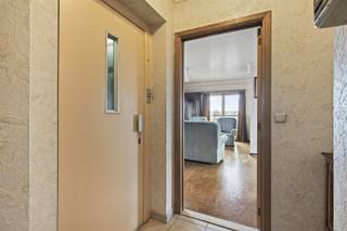 <p><span>Op te frissen, ruim dakappartement op een toplocatie in Gentbrugge, nabij openbaar vervoer, winkels, oprit autostrade en Gent centrum. Indeling: inkomhal, zonnige living voorzien van open haard en grote raampartijen,  ingerichte open keuken, apart gastentoilet, berging/wasplaats, badkamer (voorzien van lavabo, douche, ligbad, toilet) en 3 volwaardige slaapkamers. Daarnaast beschikt het appartement ook over 2 terrassen; voor -en achteraan en een afgesloten garagebox.</span></p><p><span> </span></p><p><span> Bijzonderheden: de lift stopt in het appartement. Terassen recent vernieuwd. </span></p><p><span> </span></p><p><span>Contacteer Dieter van Pattymo voor meer informatie of een bezoek via Dieter@pattymo.be of 0477/19.81.12. </span></p>