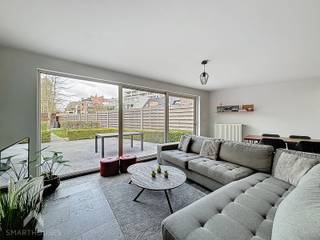 Aan de achterkant van het appartementsgebouw, bevindt zich dit stijlvol en instapklaar gelijkvloers appartement met zonnige tuin – de perfecte mix...
