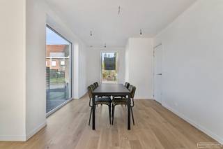 <h4><strong><em>Mogelijkheid aan te kopen aan 6% btw* !</em></strong></h4>
<br />Deze schitterende halfopen nieuwbouwwoning in Anzegem beschikt over 3 ruime slaapkamers en een moderne badkamer.
<h4><strong>De indeling van de woning is als volgt:</strong></h4>
Gelijkvloers: inkomhal, apart toilet, ruime living met aansluitende open keuken, grote berging<br />Verdieping: 3 ruime slaapkamers, apart toilet, badkamer met bad, douche en lavabomeubel
<h3>Troeven: </h3>

<ul>
	<li>Ruime woning met een bewoonbare oppervlakte van 165 m²</li>
	<li>BEN-woning met E-peil van 20! Verwarming met lucht-water warmtepomp, ventilatiesysteem D</li>
	<li>Regenput (10 000l) </li>
	<li>Zonnepanelen</li>
	<li>Vloerverwarming </li>
	<li>Grote tuinberging</li>
	<li>Carport reeds vergund</li>
</ul>

<h3>Prijs</h3>
<strong>€ 385 000 + kosten</strong> (12% registratierechten op grond - 6% btw op constructie*)<br />* indien voldaan aan de voorwaarden voor 6% btw. <br /><br />Mis deze unieke kans niet en neem vandaag nog contact met ons op voor meer informatie of een bezoek ter plaatse.<br /><br />Mail: Martijn@maesconceptimmo.be<br />tel: 0470/62.95.68