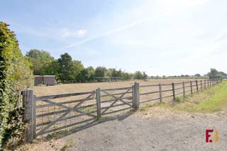 Droom je van een instapklare woning waar modern wooncomfort, rust én ruimte voor je paarden samenkomen? Dan is deze prachtig gerenoveerde woning in Wetteren absoluut het ontdekken waard.<br /><br />De woning werd met oog voor comfort en hedendaags wonen ingericht en geniet van veel natuurlijk licht en een heerlijk open uitzicht.<br /><br /><strong>Comfortabel en instapklaar wonen</strong><br /><br />De gezellige, lichtrijke leefruimte vormt het hart van de woning en sluit mooi aan op de volledige geïnstalleerde, moderne keuken. Een praktische berging zorgt voor extra opbergruimte.<br />Verder beschikt de woning over een stijlvolle badkamer met ruime inloopdouche en twee comfortabele slaapkamers.<br /><br />Ook aan bergruimte is er geen gebrek. De bijzonder ruime garage biedt rechtstreeks toegang tot een grote zolder die zich uitstrekt over de volledige woning en heel wat extra mogelijkheden biedt.<br /><br />Dankzij de vloerverwarming en zonnepanelen geniet je bovendien van hedendaags en energiezuinig wooncomfort.<br /><br /><strong>Een droom voor paardenliefhebbers</strong><br /><br />Wat deze woning écht bijzonder maakt, vind je buiten. Naast de woning ligt een volledig omheinde weide van maar liefst 1 hectare, voorzien van een schuilhok en een aparte watervoorziening.<br /><br />Je paarden letterlijk aan huis, zonder dagelijkse verplaatsingen, én vanuit je eigen woonomgeving genieten van het groen: voor iedere paardenliefhebber een heerlijke luxe.<br /><br /><strong>Rust, ruimte en wooncomfort</strong><br /><br />De rustige ligging, het weidse uitzocht en de combinatie van een gerenoveerde woning met paardenfaciliteiten maken van deze eigendom een bijzonder aanbod voor wie landelijk wil wonen zonder in te boeten aan hedendaags comfort.<br /><br />Neem contact op voor meer inforamtie of een bezoek en ontdek deze unieke plek in Wetteren zelf.<br /><br />Beschikbaar: 15/09/2026