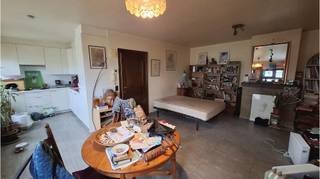 Comfortabel <strong>gelijkvloers 2 slaapkamerappartement </strong>met ruim<strong> TERRAS </strong> op een uitstekende en unieke ligging <strong>aan de Katelijnevest in het centrum van Brugge</strong>, vlakbij het Minnewater, diverse winkels, openbaar vervoer en op 100m van de Katelijnepoortbrug. Via de Katelijnestraat is men in no time in het historisch centrum van Brugge en alle modaliteiten die de Brugse binnenstad te bieden heeft. De praktische woongelegenheid met prachtig zicht op de groene vesten (een netwerk van historische vestingwerken en stadsomwallingen) heeft bovendien een zeer vlotte verbinding naar de ring, het station en de autosnelweg.<br /><strong>Troeven:</strong><br />+ Unieke ligging!<br />+ Uitstekende Mobiscore 9,2 op 10!<br />+ Geen renovatieplicht!<br />+ Conforme keuring elektriciteit!<br />+ Asbestveilig!<br />+ Thans verhuurd, dus ook interessant als <strong>vastgoedinvestering! </strong><br /><br />Omvat een inkom, ruime woonruimte, vernieuwde keuken, 2 slaapkamers, vernieuwde badkamer met douche en dubbele wastafel, berging met aansluiting voor wasmachine, toilet en een zeer ruim stadsterras (ca. 30m²). Vg,Wche,Gmo,Gvkr,Gvv P-score=D G-score=D<br />#brugge #investering<br /><br />Bruikbare vloeroppervlakte 87 m²