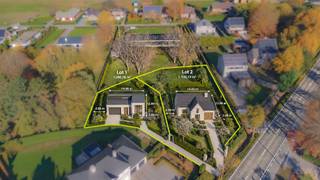 <h3><span>Bouwgronden voor open bebouwing te Hamme</span></h3><h3><span> </span></h3><p><span>Ontdek deze </span><span>prachtige bouwgronden voor open bebouwing</span><span>, ideaal gelegen in een </span><span>groene en rustige omgeving</span><span>, en toch op korte afstand van </span><span>scholen, winkels en openbaar vervoer</span><span>. Dankzij de </span><span>vlotte verbindingen naar belangrijke invalswegen</span><span> geniet u hier van een perfecte combinatie van rust en bereikbaarheid.</span></p><h4><span>Percelen</span><span>: </span></h4><ul><li><span>Perceel 1512AP0000</span><span>: 10a 99ca - p</span><span>erceel 1512BP0000</span><span>: 11a 03ca</span></li></ul><p><span> </span></p><p><span>De gronden vallen onder duidelijke en gunstige </span><span>verkavelingsvoorschriften</span><span>, die ruime bouwmogelijkheden bieden:</span></p><ul><li><span>Bouwzone van </span><span>14 m breed en 12 m diep</span></li><li><span>Gabariet: maximaal </span><span>twee bouwlagen en een dakverdieping</span></li><li><span>Maximale </span><span>nokhoogte</span><span>: 12 m - maximale </span><span>kroonlijsthoogte</span><span> hoofdgebouw: 6,5 m en gelijkvloerse uitbouw mogelijk tot </span><span>3,5 m</span></li><li><span>Bouwvrije zijtuinstroken</span><span> van minimaal 3 m + in de tuinzone is een </span><span>bijgebouw tot 30 m²</span><span> toegestaan</span></li></ul><p><span> </span></p><p><span>De percelen genieten van een </span><span>gunstige oostelijke oriëntatie</span><span> en bieden een aangename woonomgeving met veel groen en privacy.</span></p><p><span> </span></p><p><span>AI-visualisatie</span><span><br />De gebruikte AI-visualisatie dient </span><span>louter ter illustratie</span><span> en is bedoeld om een mogelijk beeld te geven van de toekomstige bebouwing en de ruimtelijke mogelijkheden van het perceel. De visualisatie is </span><span>niet bindend</span><span> en vormt geen exacte weergave van de uiteindelijke woning, architectuur, materialen, indeling of uitvoering. De effectieve bebouwing is steeds onderworpen aan de geldende voorschriften en de goedgekeurde plannen en vergunningen. </span></p><p><span> </span></p><p><span>Interesse? </span><span>Plan vandaag nog uw persoonlijk bezoek of vraag meer informatie, contact: T. 052/55.55.55 - <span>info@immotwins.be</span></span><span> - <span>www.immotwins.be</span></span><span> </span></p><p><span>Voor een </span><span>gratis schatting of bijkomende info</span><span>: Stefaan 0473/46.88.77 <span>stefaan@immotwins.be</span></span><span> </span></p>