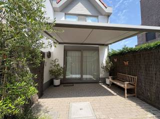 <p><span>Te huur op jaarbasis. Mooi woning op topligging in de Dienstweg Havengeul vlakbij en met zicht op park. Woning in perfecte staat bestaande uit inkom, toilet, woonkamer, keuken, terras, terrasbergingen, 2 slaapkamers, badkamer. Inclusief parkeerplaats vlakbij de woning. Compleet en stijlvol bemeubeld. € 900 + € 50 kosten. Onmiddellijk beschikbaar. </span></p>