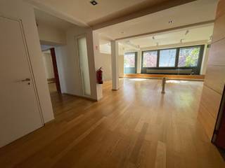 <p>Te huur: lichtrijke en volledig uitgeruste kantoorruimte van 220 m² op de 1e verdieping van een karaktervol gebouw aan het prestigieuze Place Stéphanie in Brussel. Inclusief een privéterras van 30 m², ideaal voor pauzes of kleine bedrijfsactiviteiten.</p>
<p>Voormalig onderkomen van de Beurs van Brussel en de SOROS Stichting – een inspirerende werkplek met ruimte voor tot 20 personen. Indeling:</p>
<ul>
<li>
<p>Grote vergaderruimte / open space (moduleerbaar)</p>
</li>
<li>
<p>3 aparte bureaus</p>
</li>
<li>
<p>1 kleine belruimte / meditatieruimte</p>
</li>
<li>
<p>Groot buitenterras</p>
</li>
<li>
<p>Kitchenette met koelkast en vaatwasser</p>
</li>
<li>
<p>Aparte toiletten voor dames en heren met lavabo</p>
</li>
</ul>
<p>Voorzien van modern comfort:</p>
<ul>
<li>
<p>Eiken parketvloer</p>
</li>
<li>
<p>Ramen met draai-/kiepsysteem</p>
</li>
<li>
<p>Individuele gasverwarming (eigen ketel)</p>
</li>
<li>
<p>Individueel HVAC-systeem</p>
</li>
<li>
<p>Afzonderlijke meters voor gas, elektriciteit en water</p>
</li>
<li>
<p>Design plafondverlichting</p>
</li>
<li>
<p>Lift aanwezig</p>
</li>
</ul>
<p><strong>Privéparkeerplaats toegankelijk</strong> via Kapitein Crespelstraat 53.</p>
<p><strong>Prijs parkeerplaats: €150/maand</strong></p>
<p><strong>Huurvoorwaarden:</strong><br />Bankwaarborg of andere garantie van 6 maanden.</p>
<p>Een unieke ruimte met historische charme, hedendaags comfort en een toplocatie in het hart van Brussel. Onmiddellijk beschikbaar.</p>