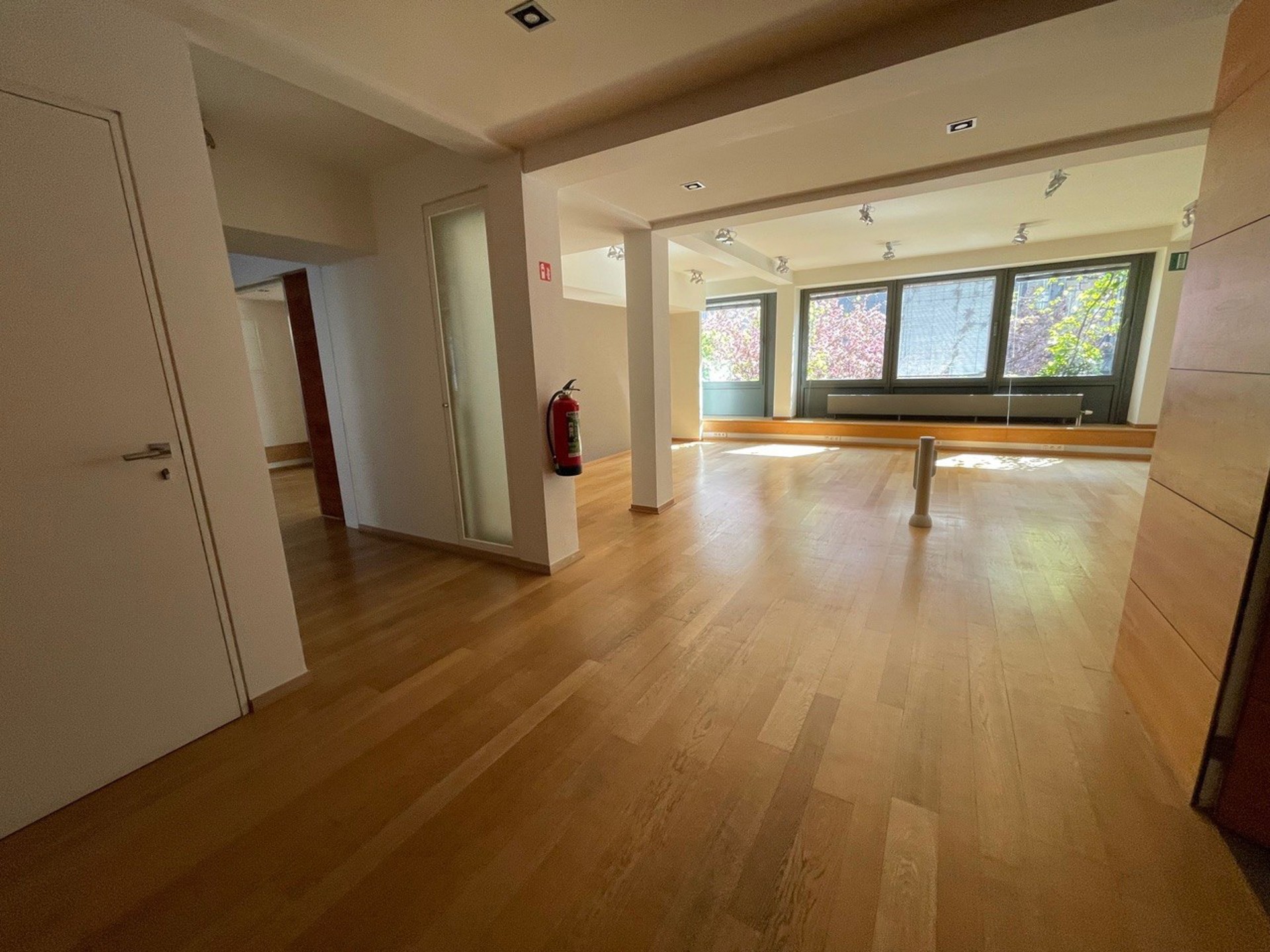 220 m² kantoor + terras te huur – Place Stéphanie - foto 2