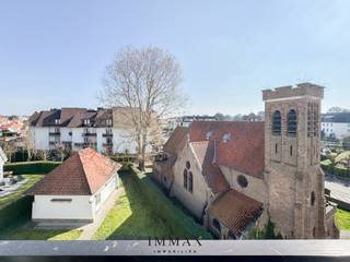 Cet appartement lumineux avec vue dégagée est idéalement situé près de la Zoutelaan et de l'IJzerpark à Knokke. Il comprendun espace de vie avec...