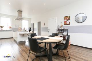 Dit appartement op het eerste verdiep van een kleinschalig gebouw kan u vinden in het centrum te Dendermonde, vlakbij allerlei winkels en...