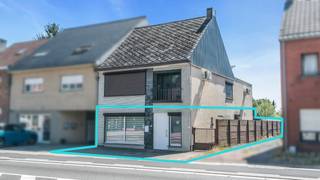 <p>Centraal gelegen in Heusden vinden we dit bijzonder ruime appartement met een bewoonbare oppervlakte van maar liefst 150 m². Dankzij de ruime en praktische indeling, drie volwaardige slaapkamers, veranda en de bijkomende buitenruimte biedt dit appartement heel wat mogelijkheden voor wie op zoek is naar ruimte en comfort op een centrale locatie.</p>
<p>Het appartement beschikt over een ruime leefruimte en een volledig vernieuwde, moderne open keuken en badkamer. Verder zijn er 3 volwaardige slaapkamers aanwezig. Deze kunnen nog een opfrisbeurt gebruiken, waardoor u met een likje verf eenvoudig uw eigen stijl en sfeer aan het appartement kunt geven.</p>
<p>Aan de achterzijde beschikt het appartement over het exclusieve gebruiksrecht van het achterliggende perceel grond. Dit biedt interessante mogelijkheden om hier een gezellige tuin, terras of andere buitenruimte in te richten met toegang tot de veranda aan de zijkant van het gebouw. Hierbij dient wel rekening gehouden te worden met het bestaande recht van doorgang ten voordele van de buurman, zodat deze toegang behoudt tot zijn garage.</p>
<p>De verwarming gebeurt momenteel op stookolie en de aanwezige stookolietank is conform. Daarnaast is er reeds een gasaansluiting voorzien, waardoor ook op vlak van verwarming verschillende mogelijkheden bestaan.</p>
<p>Het appartement beschikt momenteel over een EPC-label F en valt bijgevolg onder de renovatieverplichting. Sinds de laatste EPC-controle werden de ramen en deuren reeds gerenoveerd, waardoor er ondertussen al belangrijke energetische verbeteringen werden uitgevoerd. Deze werken zijn nog niet opgenomen in het huidige EPC-attest. Volgens de beschikbare inschatting zou de plaatsing van een warmtepomp een belangrijke bijkomende stap zijn om aan de geldende renovatieverplichting te voldoen.</p>
<p>Ook de ligging is een grote troef. Dankzij de centrale ligging in Heusden bevinden winkels, horeca, openbaar vervoer en andere dagelijkse voorzieningen zich op korte afstand. Ook de omliggende gemeenten en belangrijke verbindingswegen zijn vlot bereikbaar.</p>
<p>Een interessant appartement voor wie op zoek is naar veel woonruimte, drie slaapkamers en de mogelijkheid om een eigen buitenruimte te creëren, waarbij de belangrijkste binnenruimtes reeds volledig vernieuwd zijn en de overige ruimtes vooral nog naar eigen smaak kunnen worden opgefrist.</p>
<p>Locatie: <span>Guido Gezellelaan 131/1 3550 </span>Heusden</p>
<p>Interesse of een bezoek plannen? Contacteer <strong>Lieselotte</strong> via <span><strong>0493 56 87 30</strong></span>.</p>
<p><strong>We Invest Demervallei</strong><br /><em>Vastgoed Anders Bekeken</em></p>