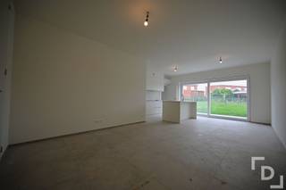 In de groene omgeving van Proven vinden wij deze nieuwbouwwoning in de Terenburgseweg.Deze woning is meteen beschikbaar en is ideaal voor huurders die wensen te wonen in een moderne en energiezuinige woning met tuin.Indeling:GLV: inkomhal - leefruimte met open keuken - technische bergruimte - apart toilet - inpandige garageV+1: nachthal - 3 slaapkamers - apart toilet - badkamerExtra's:* E-peil: 30* Volledig professioneel geschilderd* 12 zonnepanelen van 5400WP + hybride omvormer om gemakkelijk een thuisbatterij op aan te sluiten* Regenput aanwezig
