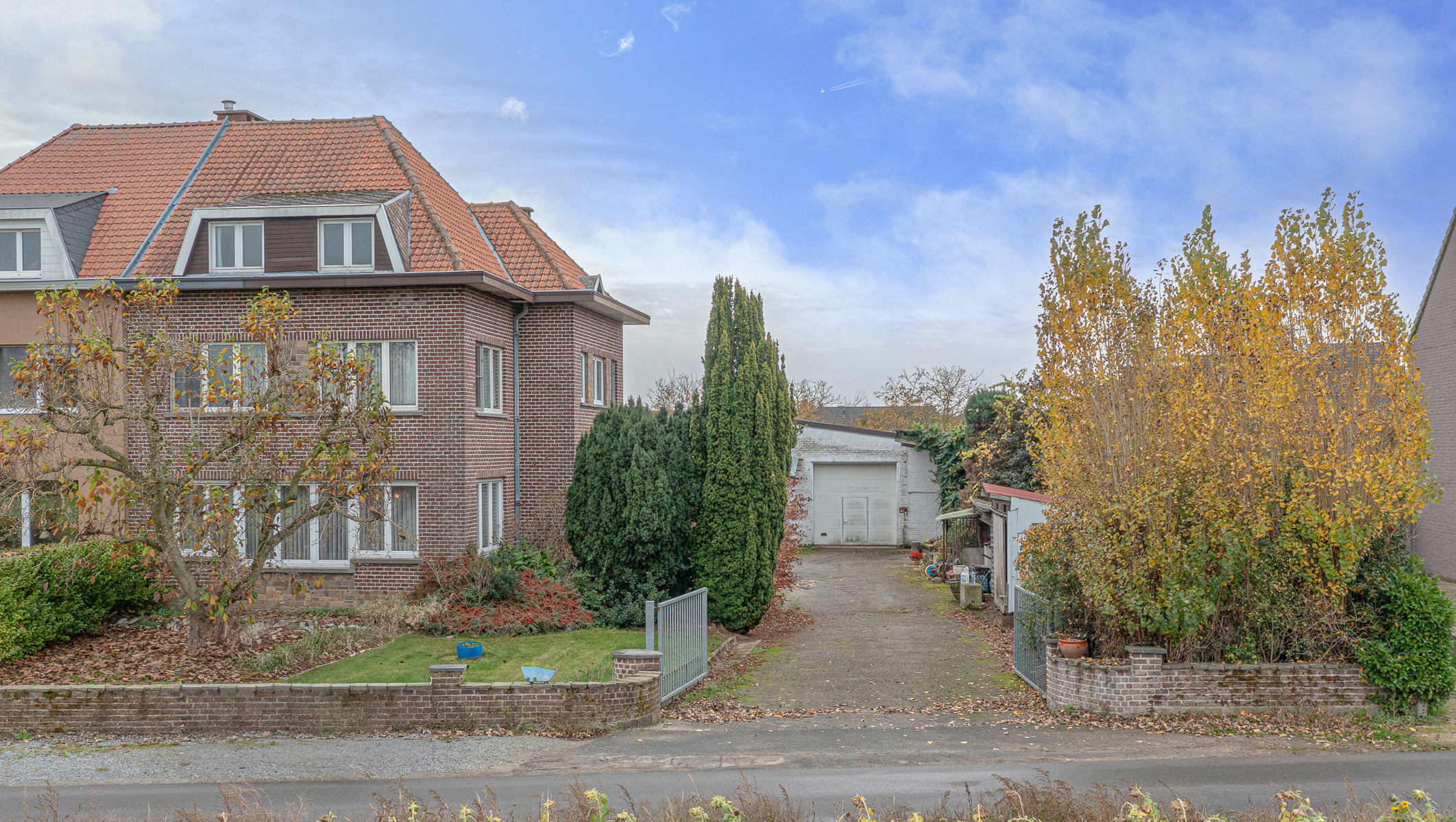 Ruime te renoveren woning, op groot perceel met loods. - foto 1