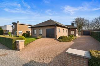 OPNIEUW BESCHIKBAAR ! Deze bungalow werd opgetrokken in 1985 en omvat een bewoonbare oppervlakte van 167m², exclusief de zolderverdieping...