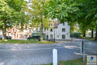  Deze totaal vernieuwde charmante woning met zonnig terras bevindt zich langs de de Coupure haven en op wandelafstand van de markt van Brugge...