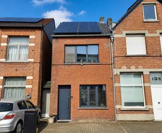 De woning bestaat uit ruime inkomhal / bureauruimte met ingebouwde kasten en apart toilet, leefruimte met mooie visgraatvloer en zicht op de tuin, open keuken (koelkast, vaatwasser, inductie kookplaat, oven en microgolf). Overdekt terras, ruime tuin met tuinberging. Op de eerste verdieping bevindt zich een slaapkamer, ruime badkamer met inloopdouche, wastafel en toilet, en een aparte bergruimte met aansluiting voor de wasmachine. Op de 2e verdieping bevindt zich een ruime 2e slaapkamer (20 m2) met velux. <br /><br />De woning werd volledig gerenoveerd en beschikt over zonnepanelen en airco in de leefruimte en slaapkamer (1e verdieping). <br /><br />Autostaanplaats voor de woning (+ mogelijkheid huren ondergrondse autostaanplaats). <br /><br />Bijzonderheden:<br />- Instapklaar<br />- Gunstig epc<br />- Elektriciteit conform<br />- Prachtige, ruime tuin<br />- Vlakbij centrum, winkels, scholen, openbaar vervoer<br /><br />Kom zeker een kijkje nemen: +32475303154