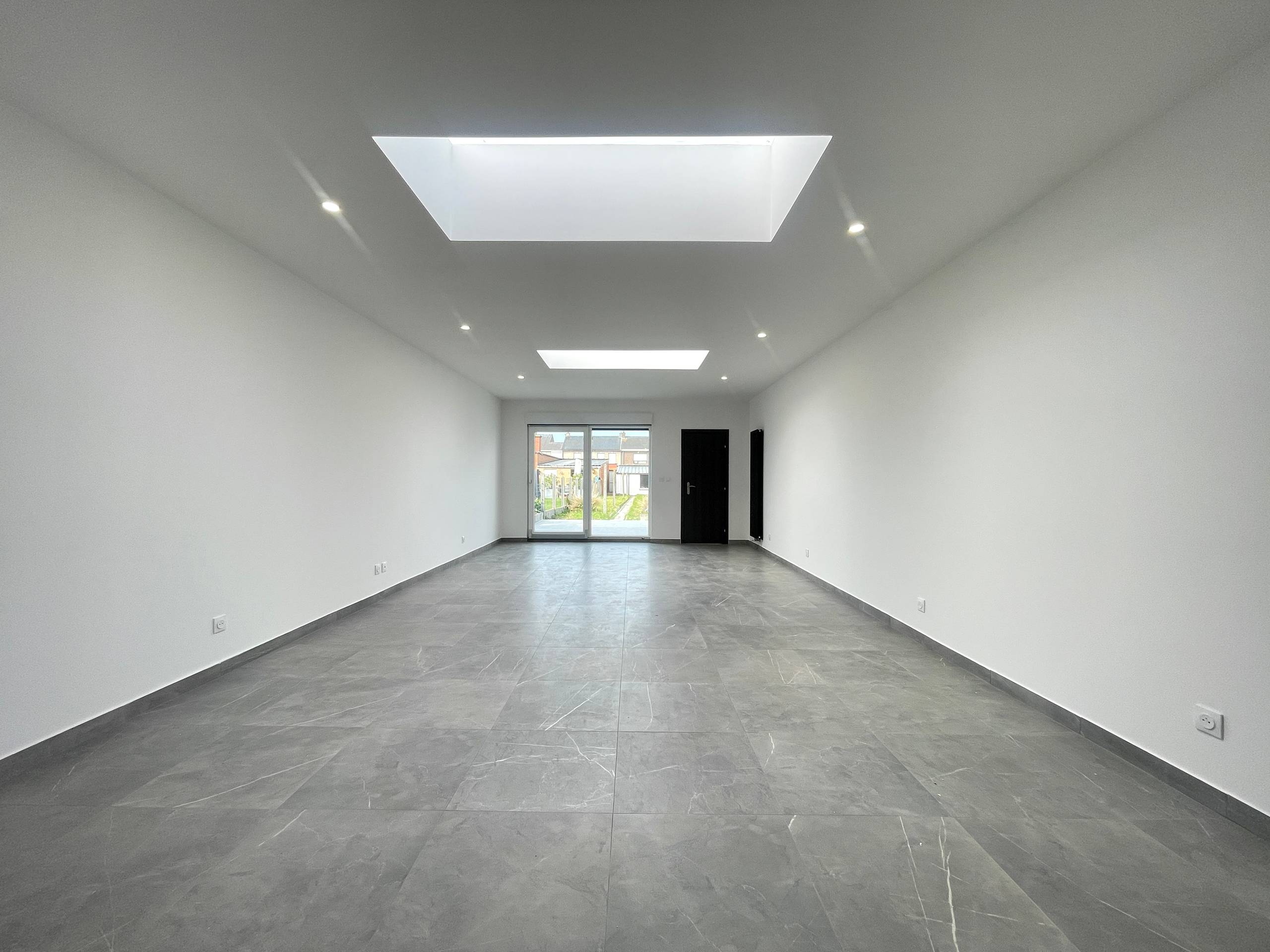 Zeer mooie en ruime gerenoveerde woning met garage en uitweg - foto 2