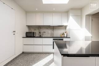 Gelegen in de Gransveldestraat 21 te Wetteren, bevindt deze woning zich in een aangename omgeving met verschillende voorzieningen in de buurt. Winkels, scholen en sportcentra zijn vlot bereikbaar op fiets- of wandelafstand. Daarnaast is het station van Wetteren op 10 minuten fietsafstand bereikbaar!<br /><br /><br />Bij het binnenkomen komt u terecht in de woonkamer, met aansluitende eetruimte. Verder vindt u op het gelijkvloers een uitgeruste keuken en een badkamer met douche en dubbele wastafel.<br /><br />Op de eerste verdieping bevinden zich twee ruime slaapkamers. Op de tweede verdieping vindt u de derde ruime slaapkamer.<br /><br />Buiten kunt u genieten van een terras en een ruime tuin, ideaal om te ontspannen of gezellig tijd door te brengen met familie en vrienden. <br /><br />Daarnaast beschikt de woning ook over een kelder.<br /><br />Troeven:<br />• 3 slaapkamers<br />• Goede ligging<br />• Ruime tuin met terras<br />• Uitgeruste keuken<br />• Badkamer met douche en dubbele wastafel<br />• Kelder <br />• Winkels, scholen en sportvoorzieningen in de buurt<br />• Mobiscore van 8,5/10<br />• <br />Interesse in deze woning? Contacteer Top Vastgoed voor een bezoek op 0475 700 700.
