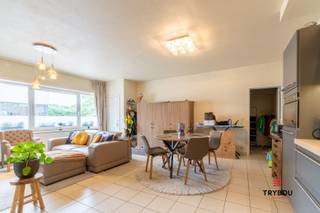 Ben je op zoek naar een recent, goed onderhouden appartement met veel ruimte en comfort? Dan is dit pand in de Poelkapellestraat 1A te Langemark-Poelkapelle zeker een bezoek waard!<br /><br />Met een bewoonbare oppervlakte van maar liefst 120 m² biedt dit appartement alles wat je nodig hebt.<br />Het appartement is energiezuinig met een gunstig EPC-label C, wat zorgt voor lagere energiekosten en extra wooncomfort. Dankzij de goede staat van onderhoud is het volledig instapklaar.<br /><br />Troeven op een rij:<br /><br />- 120 m² woonoppervlakte<br />- 2 grote en 1 kleinere slaapkamer<br />- Garage met directe toegang via de berging<br />- Gunstig EPC (label C)<br />- Rustige, centrale ligging nabij voorzieningen<br />- Onmiddellijk beschikbaar<br /><br />Dit appartement combineert ruimte, ligging én energiezuinigheid. Interesse? Contacteer ons snel voor een bezichtiging<br />Tel 051 57 54 61 of mail thijs@grouptrybou.be/ celine@grouptrybou.be