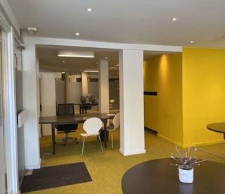 Goed gelegen kantoorunit te huur, in het centrum vlakbij de Grote Markt. <br />Dit pand heeft een totale oppervlakte van 135 m² en is volledig instapklaar. <br />Grote troef zijn de raampartijen langs de straatzijde en achteraan, wat zorgt voor een goede visibiliteit en véél lichtinval. <br />Specificaties: Gelijkvloers van ca. 60 m² bestaande uit een open landschapskantoor.+ Eerste verdieping van ca. 75 m² bestaande uit kantoor -, archiefruimte, vergaderzaal, sanitair en kitchenette.<br />Dus in totaal ongeveer 135 m.<br /><br />Alle voorzieningen zijn aanwezig.<br />De maandelijkse huurprijs bedraagt 950 euro + onroerende voorheffing ( ongeveer 2500 euro/ jaar) + algemene kosten (2871 euro/jaar) ten laste van de huurder.<br /><br />Bent u op zoek naar bedrijfsvastgoed te huur in Roeselare? Contacteer info@immodelestre.be of 054 33 62 52. www.immodelestre.be. <br />www.immodelestre.be <br />