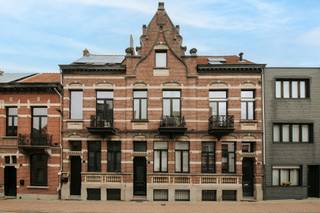 <p>Op een prachtige plek in Lier, vlak bij de dijk en op korte afstand van het centrum, vinden we dit hoogwaardig afgewerkte herenhuis. Achter de karaktervolle gevel schuilt een verrassend ingedeelde woning waar authentieke charme, hedendaags comfort en een doordachte split-levelindeling mooi samenkomen.</p><p><br /></p><p>De verschillende niveaus geven de woning een heel eigen karakter. Vanuit de inkomhal met gastentoilet kom je enkele treden hoger in de leefruimte, opgebouwd uit een gezellige zitkamer en een tweede zone die naar wens kan worden ingericht als eetplaats of bureauruimte. Enkele treden lager vind je een tweede leefgedeelte met de ingerichte keuken, eetruimte en een bijkomende zithoek. Dankzij de mooie lichtinval voelt ook dit niveau aangenaam open aan. De verschillende leefplekken staan elk op zichzelf, maar blijven tegelijk mooi met elkaar verbonden.</p><p><br /></p><p>Verder beschikt de woning over drie slaapkamers, waarvan één als mezzanine werd ingericht. De ruime badkamer is voorzien van zowel een ligbad als douche, met geïntegreerd toilet.</p><p>Ook praktisch heeft deze woning heel wat te bieden. Achteraan bevindt zich een <strong>dubbele garage, bereikbaar via de tuin</strong>, een fijne troef op deze ligging.</p><p><br /></p><p>En die ligging mag er zijn: de dijk ligt vlakbij voor een wandeling of fietstocht, terwijl ook het centrum van Lier met zijn winkels, horeca en dagelijkse voorzieningen vlot bereikbaar is.</p><p><br /></p><p>Een karaktervolle woning die vooral weet te overtuigen door haar <strong>hoogwaardige afwerking, bijzondere indeling en verschillende fijne leefplekken</strong>.</p><p><br /></p><p><strong>Extra troeven</strong></p><ul><li>Twee afzonderlijke zithoeken</li><li>Flexibele ruimte voor eetplaats of bureau</li><li>Ruime badkamer met bad én douche</li><li>Dubbele garage achteraan</li><li>Aangenaam ruimtegevoel dankzij de split-levelindeling</li><li>Degelijke maatkasten doorheen de woning</li></ul>