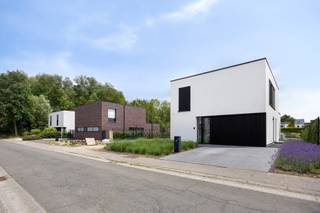 EXCLUSIEVE VILLA MET SUBLIEME AFWERKING – BOUWJAAR 2022 & E-PEIL 13Laat je verrassen door deze hyperuitgeruste villa van absolute topklasse, gebouwd...