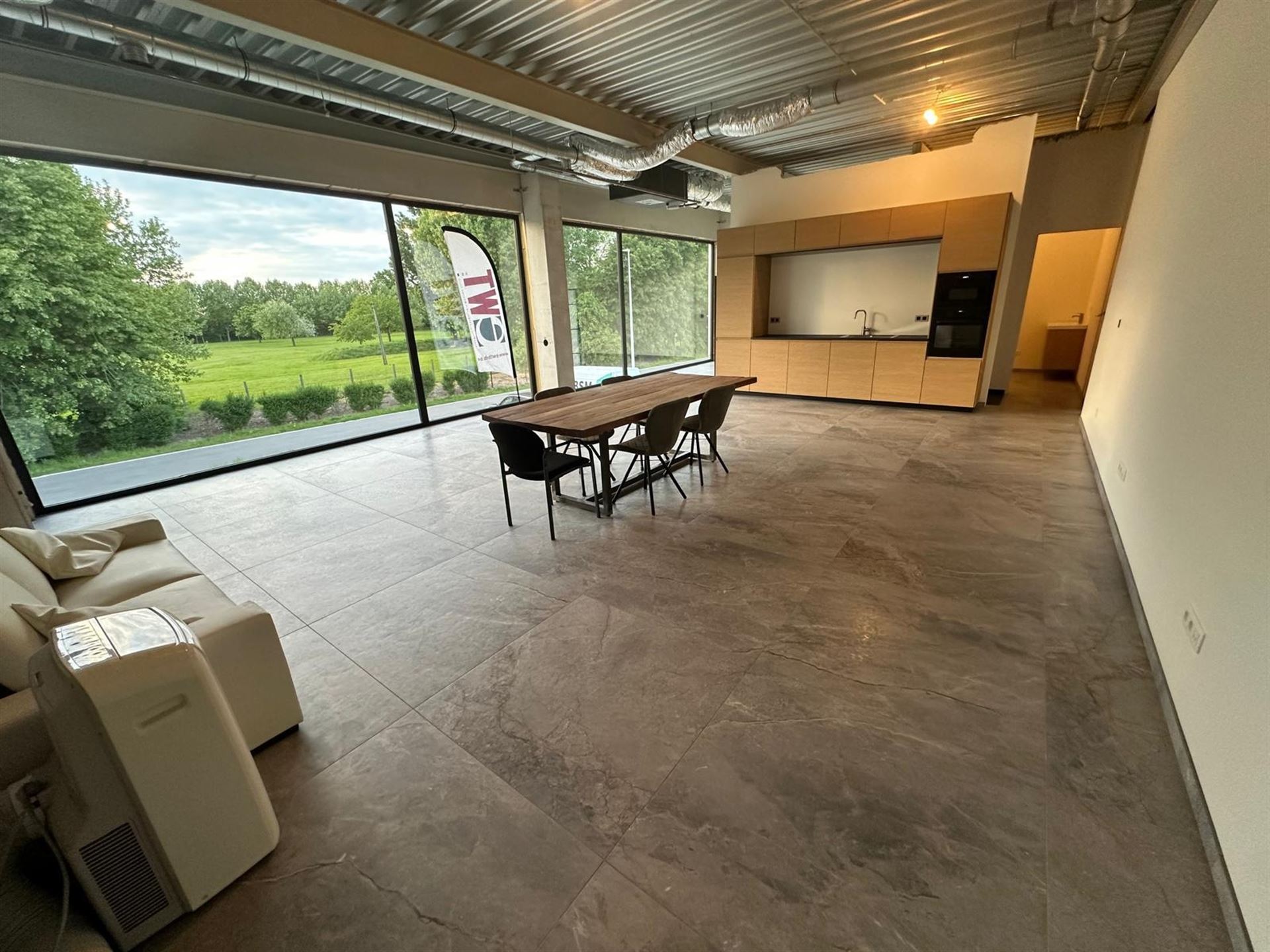 Bedrijfsgebouw - foto 1