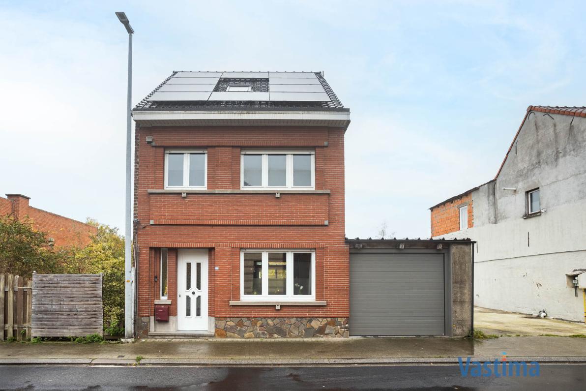 Instapklare woning met 3 slaapkamers, dubbele garage en grote tuin - foto 1